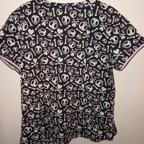 Koi Tokidoki (L) scrub top glow in the dark skull and crossbone hearts - Picture 2 of 4